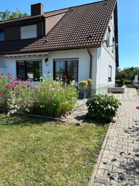 Hausansicht - Haus kaufen in Bad Dürrenberg / Schlechtewitz - 6 -Zi. DHH, mit herrlichem 632qm großem Grundstück, in ruhiger Lage bei Bad Dürrenberg