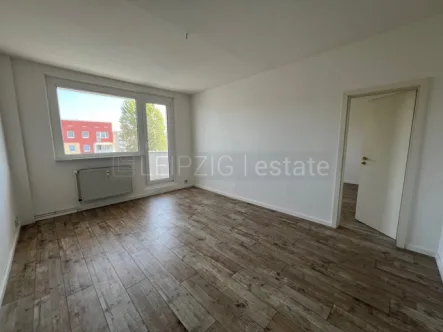 Wohnzimmer - Wohnung mieten in Weißenfels - 2-Raum-Wohnung, mit Balkon, Bad mit Wanne u. Fenster, Südring 90b, frei ab sofort!