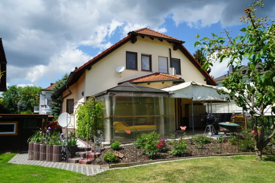 Hausansicht - Haus kaufen in Leipzig - RE/MAX++Großes Einfamilienhaus++Nutzbar auch für 2 Familien++Balkon++Terrasse++Solar++Pool++Klima