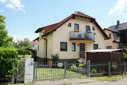 Hausansicht - Haus kaufen in Leipzig - RE/MAX++Familien aufgepasst++Großes Einfamilienhaus++Balkon++Terrasse++Solar++Pool++Klima