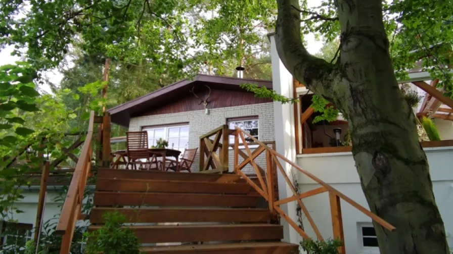 Westansicht mit Treppe von Terrasse in den Garten