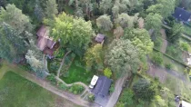 Blick von oben auf Bungalow, Carport und Gartenhaus