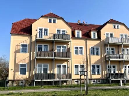 Außenansicht - Wohnung mieten in Coswig / Neusörnewitz - Helle 2-Zimmer-Wohnung mit Balkon, Küche und Tageslichtbad – Ihr neues Zuhause!