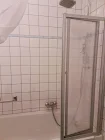 Badewanne mit Duschabtrennung