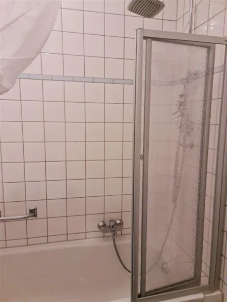 Badewanne mit Duschabtrennung