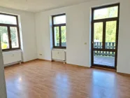 Wohnzimmer mit Balkon (unten)