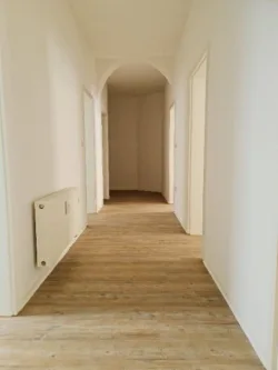 Flur - Wohnung mieten in Glauchau - +++ Wir haben Platz für Kinder! Renovierte 4 Zimmer-Wohnung mit Abstellraum in zentraler Lage +++