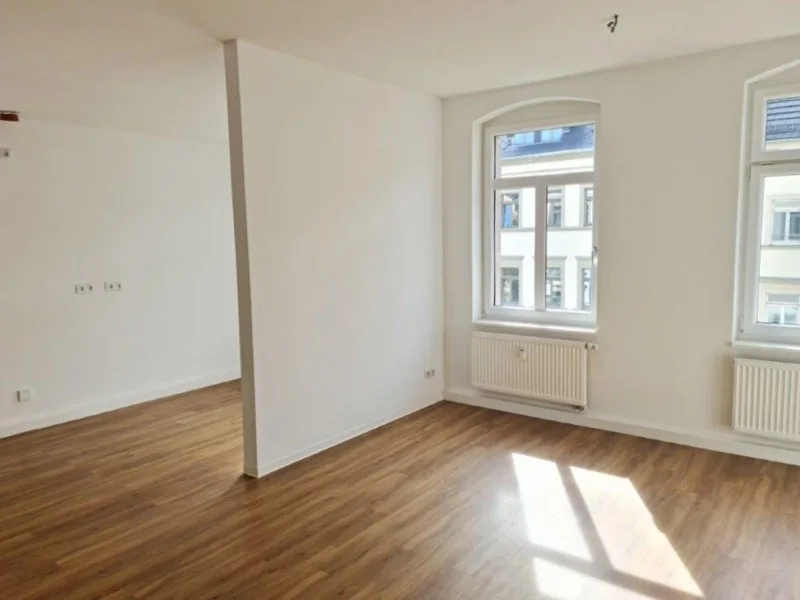 Wohnzimmer mit offener Küche - Wohnung mieten in Chemnitz - +++ Traumhafte 3 Zimmerwohnung mit Balkon, Stellplatz und Aufzug am Brühl +++