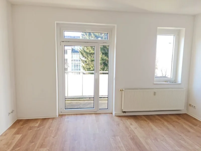 Wohnzimmer mit Balkon