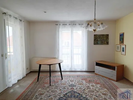 Wohnzimmer - Wohnung mieten in Zittau - Kleine 2-Raum-Dachgeschoss-Wohnung mit Aufzug und Loggia