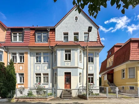 Außenansicht - Bild 1 - Zinshaus/Renditeobjekt kaufen in Naumburg (Saale) - Unsere Zutaten für Ihr Rezept: Ein gepflegtes Mehrfamilienhaus mit zwei Garagen!