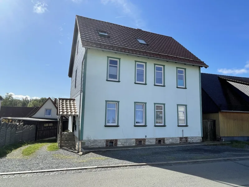 Hausansicht von der Straße - Haus kaufen in Hasselfelde - Zentrale Wohnperle mit stetigem Einkommen: Charmantes Dreifamilienhaus sucht neuen Besitzer!
