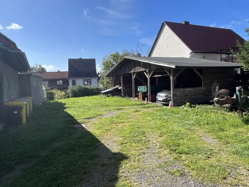 gepflegtes Grundstück mit Carport