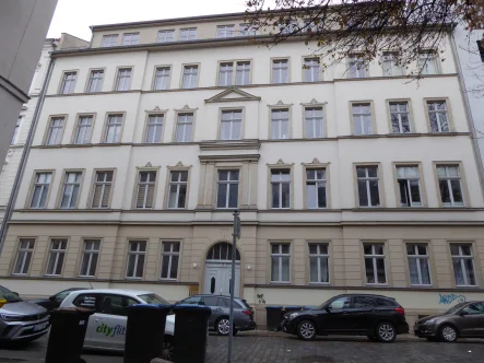 Fassade Straßenseitig (1) - Wohnung mieten in Leipzig - Frisch renovierte 2-Zimmerwohnung am Zentrum Leipzigs mit Balkon!