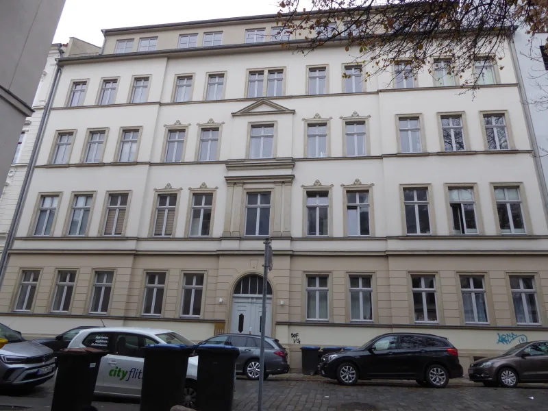 Fassade Straßenseitig (1) - Wohnung mieten in Leipzig - Frisch renovierte 2-Zimmerwohnung am Zentrum Leipzigs mit Balkon!