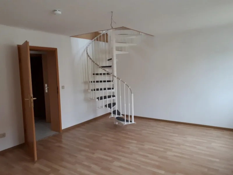 Wohnzimmer mit Wendeltreppe - Wohnung mieten in Aschersleben - Hier fühlt man sich wohl !