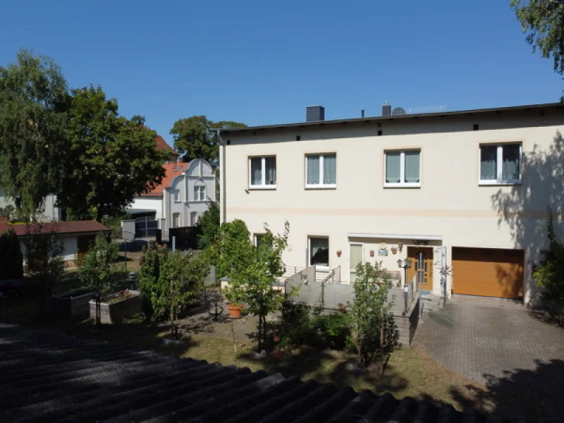 Südseite - Haus kaufen in Aschersleben - Großzügiges Haus mit drei Wohneinheiten und gepflegtem Grundstück in Aschersleben