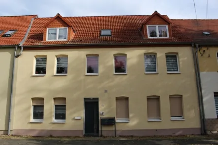 Strassenansicht - Haus kaufen in Aschersleben - Sichern Sie Ihre Altersvorsorge - Mehrfamilien- oder Gästehaus in Aschersleben