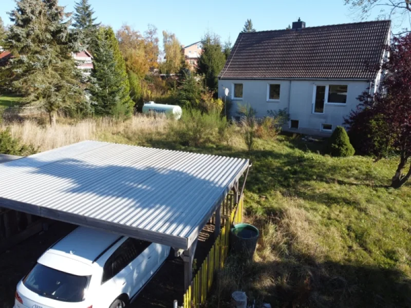 Carport und Haus von Westen - Haus kaufen in Friedrichsbrunn - Einfamilienhaus mit Einliegerwohnung, separatem Bungalow und Grundstück in Friedrichsbrunn