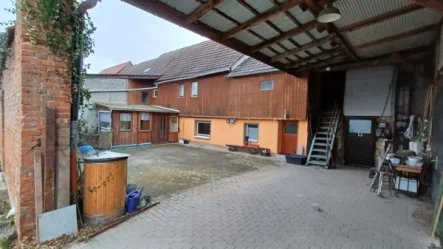 Hofansicht - Haus kaufen in Ditfurt - Reihenmittelhaus mit Scheunen und viel Nebengelass.
