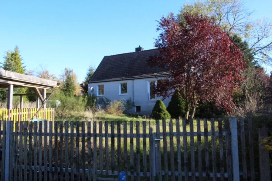 Carport und Gartenseite - Haus kaufen in Friedrichsbrunn - Einfamilienhaus mit Option der Grundstückserweiterung im idyllischen Friedrichsbrunn