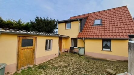 Rückseite mit Schuppen - Haus kaufen in Alsleben (Saale) - Kleines, aber feines Einfamilienhaus in Alsleben