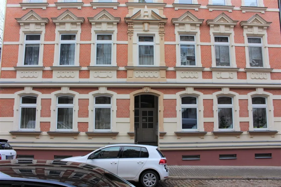 Strassenansicht - Zinshaus/Renditeobjekt kaufen in Zeitz - Top-Zustand, voll vermietet, 2 MFH (Denkmal) + Neubau von 2003, alle WE mit Balkon!