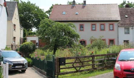 Ansicht mit Garten! - Haus kaufen in Frohburg - Günstiger geht kaum! Denkmal mit Charme, direkt am Naturbad + sep. Stellplatz- Grundstück!