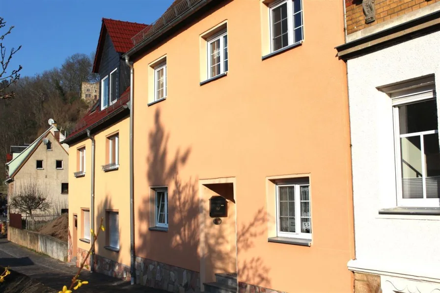 Ansicht - Haus kaufen in Colditz - Charmantes RMH mit EBK und Dachterrasse zu Füßen des Schlosses....+ 40 m² Ausbau vorbereitet.
