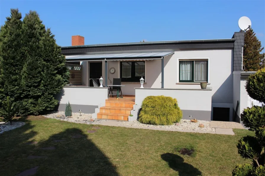 Blick vom Garten.. - Haus kaufen in Meuselwitz - Top gepflegter Bungalow (DHH) mit EBK, Vollkeller und Garage + Stellplatz