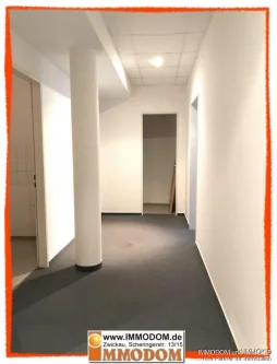 Flur - Büro/Praxis mieten in Zwickau - Schöne helle Gewerbeeinheit mit 3 Zimmern im 1.OG mit Personenaufzug zu vermieten!