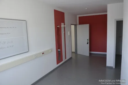 Eingangsbereich - Büro/Praxis mieten in Rodewisch - Moderne Büroeinheit mit 3 Zimmern plus Foyer zu vermieten!