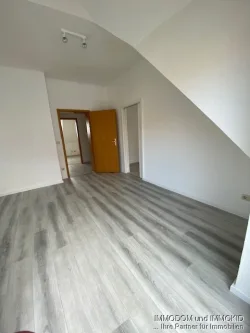 Wohnzimmer - Wohnung mieten in Reinsdorf - Charmante 2-Zimmer-Wohnung in Vielau - mit Balkon!