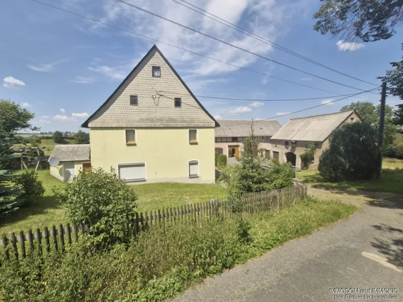 Ansicht - Haus kaufen in Wilkau-Haßlau / Culitzsch - Teilsanierter Dreiseit-Bauernhof mit LAND in Culitzsch zu verkaufen!