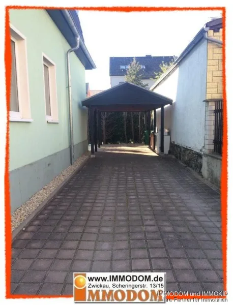 Carport und PKW-Stellplatz