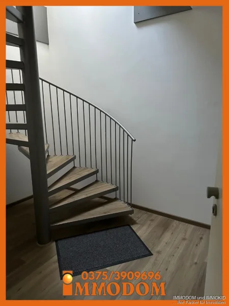 Eingang mit Treppe zum Wohnraum