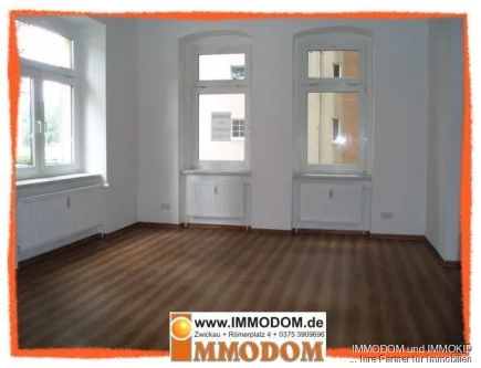 Wohnzimmer mit Designfußboden - Wohnung mieten in Zwickau - 2-Zimmer-Wohnung mit großem BALKON, DESIGNLAMINAT und Wohnküche zu vermieten!