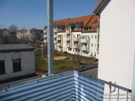 Balkon (Blick ähnlich) - Wohnung mieten in Zwickau - Sonnige 2-Zi.mmer-Dachgeschoss-Wohnung mit Laminat und BALKON zu vermieten!