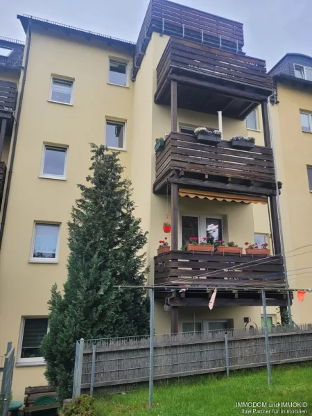 Hausansicht (Rückseite) - Zinshaus/Renditeobjekt kaufen in Aue - Vermietete 3-Zi.-Wohnung mit Balkon in Aue zu verkaufen - ideale Kapitalanlage!