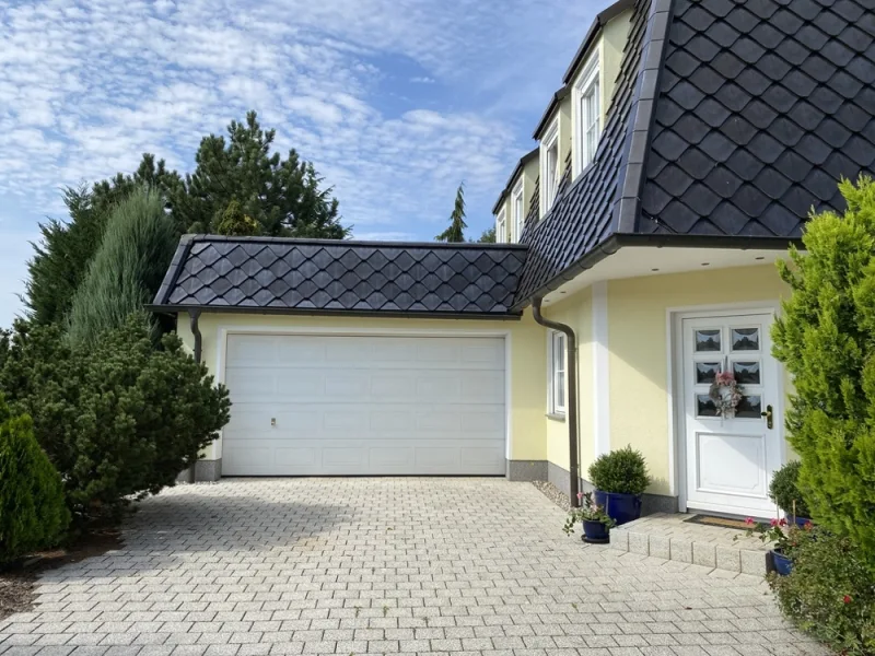 Hauseingang und Garage