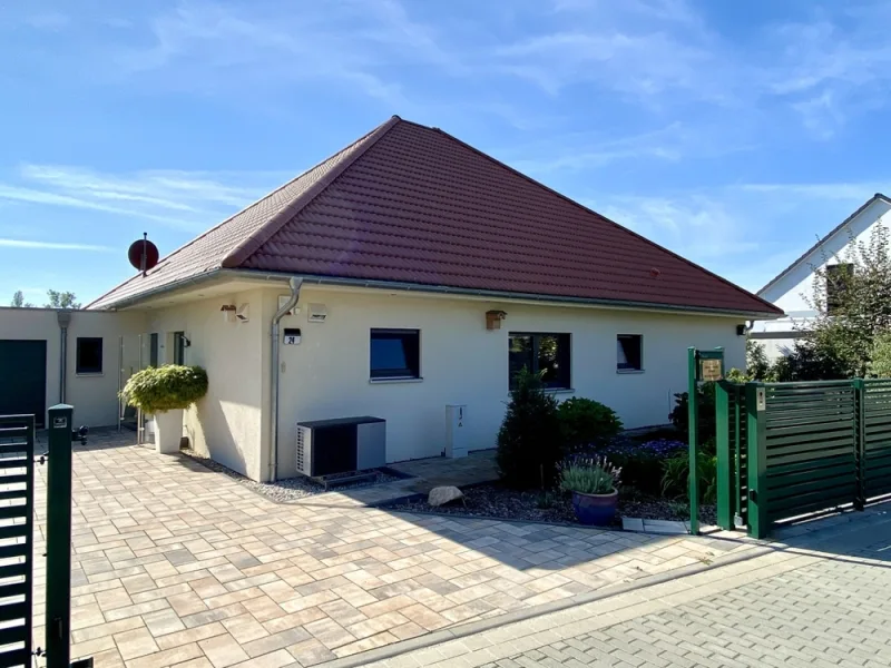 Vorderansicht - Haus kaufen in Leipzig / Breitenfeld - Traumhafter Bungalow mit Top-Ausstattung und Garage!