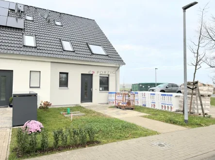 Vorderansicht - Haus mieten in Ribnitz-Damgarten OT Pütnitz - Modernes Reihenendhaus mit Garten in ruhiger Lage ab 01.02.2025- Ihr Traumhaus wartet!