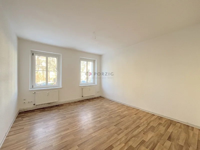 Wohnzimmer - Wohnung mieten in Chemnitz - Kleine 3-Raum-Wohnung im Lutherviertel – Ruhig, charmant & mit Balkon