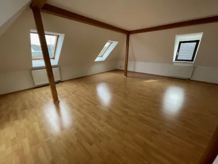 Wohnzimmer  - Wohnung mieten in Zwickau - Diese Wohnung wird Ihnen gefallen! 3-R-Dachgeschoß-Wohnung Balkon , Dachboden & Abstellraum