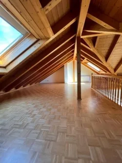 Wohnbereich obem - Wohnung mieten in Zwickau - Außergewöhnliche 4,5 Raum Maisonettewohnung im Dachgeschoß ab Sommer zu vermieten
