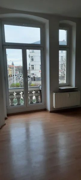 Wohnzimmer - Wohnung mieten in Zwickau - Schnuckelige, kleine 2-R-Wohnung am Schumannplatz 8 mit franz. Balkon