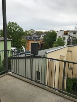 Ausblick Balkon - Wohnung mieten in Zwickau - Gut geschnittene 2-R-Wohnung im 2.OG mit großem Balkon ab demnächst zu mieten