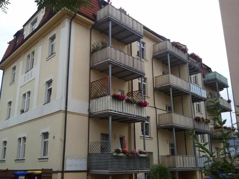 Rückgebäude Balkon links