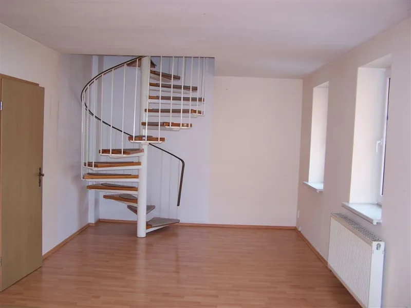 Wohnzimmer mit Treppe - Wohnung mieten in Schneeberg , Erzgeb - 3 Raum Maisonette in ruhiger Lage in Schneeberg zu vermieten ab sofort