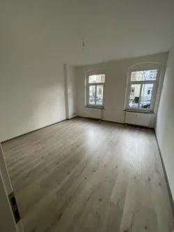 Wohnzimmer  - Wohnung mieten in Zwickau - Schicke, teilsanierte 2-R-Wohnung mit Balkon ab März wieder zur Verfügung 